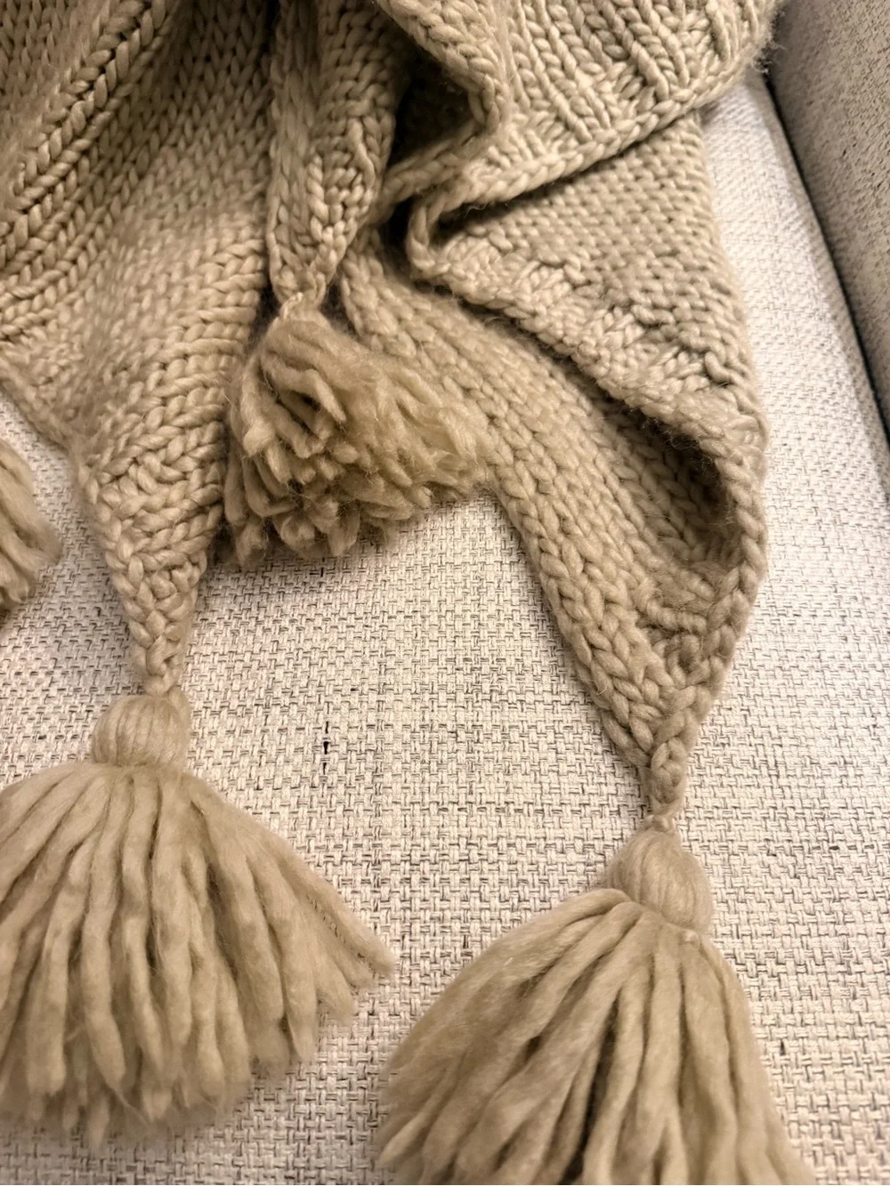 Cozy Chunky Knit Throw Blanket with Tassels - Cream Like New SMOKE FREE HOME